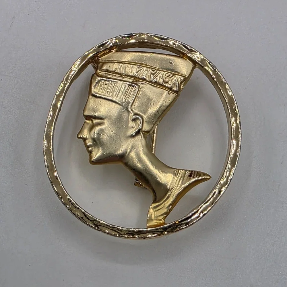 Nefertiti Bust Pendant Brooch Gold Tone‎ Circular Frame Egyptian Queen Jewelry